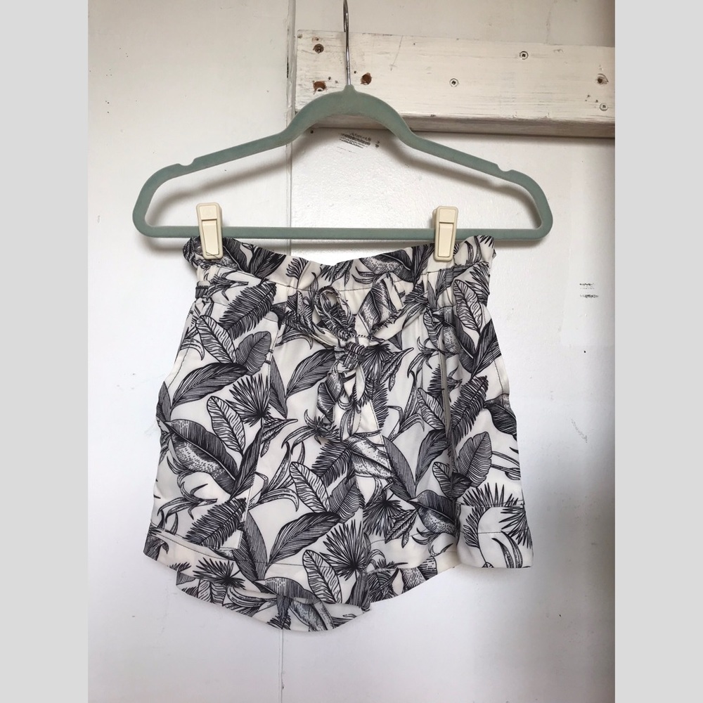 ☀️Small artsy summer shorts🌞